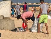 محافظ شمال سيناء يكرم شابين  نفذا مبادرة لتنظيف الشواطئ
