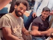 محمد صلاح يحتفل بعيد ميلاده الـ29 مع أصدقائه وكوكا.. فيديو
