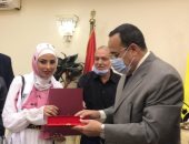 بالدموع والزغاريد.. سيدة العريش الكفيفة تتسلم شقتها الجديدة هدية من الرئيس