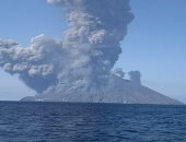 بركان "سينابونج" فى إندونيسيا يثور مجددا ويطلق رمادا بركانيا كثيفا
