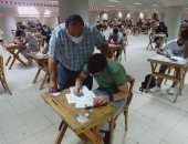 رئيس جامعة حلوان يتابع سير امتحانات الفصل الدراسى الثانى للعام الجامعى.. صور