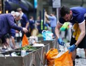 يورو 2020.. مشجعو اسكتلندا ينظفون شوارع لندن بعد مباراة منتخبهم أمام إنجلترا.. صور