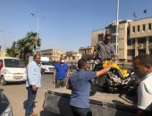 حى الدقى يصادر موتوسيكلات أمام جامعة القاهرة تركها أصحابها أعلى الرصيف.. صور