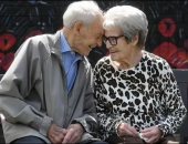 لحظة لم شمل توأمين 92 عاما فى بريطانيا بعد فراق عام بسبب كورونا .. فيديو