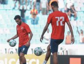 لاعبو الأهلي يؤدون عمليات الإحماء قبل مواجهة الترجي.. صور