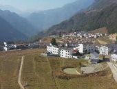 قرية صينية نائية تتحول من الفقر إلى وجهة جذب للسياحة بسبب الجبال.. صور