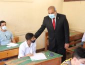 رئيس جامعة الأزهر يتفقد امتحانات الثانوية الأزهرية :"منتظركم فى الجامعة".. صور