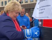 رئيسة وزراء النرويج تروج لحملتها الانتخابية بتدريب ملاكمة فى الشارع.. فيديو