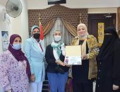 إدارة عزبة البرج بدمياط تكرم الأولى على الشهادة الإعدادية