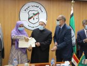 مفتى الجمهورية يسلم جائزة الدراسات الإسلامية للفائزين بجامعة جنوب الوادى