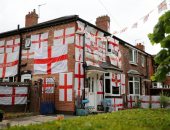 يورو 2020 .. مشجع إنجليزي يغطي منزله بأعلام منتخب إنجلترا قبل مواجهة التشيك