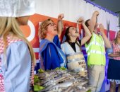 هولندا تقدم وجبة رنجة مجانية داخل مراكز التطعيم لمتلقي لقاح فيروس كورونا 