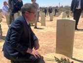 لحظة وضع القنصل الروسى بالإسكندرية إكليل الزهور على مقابر العلمين..صور 