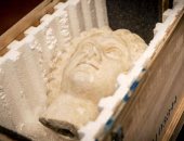 إيطاليا تستعيد 800 قطعة أثرية مهربة بقيمة 11 مليون يورو بسبب صورة للوحة تذكارية