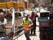 شاهد حملة لإزالة إشغالات الباعة الجائلين بشوارع وميادين أسيوط.. صور