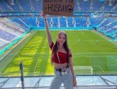 عايزة عريس.. أناستيشا مشجعة روسية تبحث عن زوج في يورو 2020 "صور"