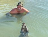 مذيع أسترالي يسبح مع تمساح بإحدى الإنهار.. اعرف قصته