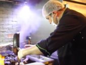 لحم النعام بقي شاورمة وبرجر.. الأكل ليه طعم تانى فى شبرا