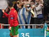 يورو 2020 .. الجماهير تلقى مشروبات غازية على رونالدو أثناء احتفاله "صور"