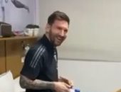 كوبا أمريكا.. ميسي يتلقى الهدايا من نجوم الأرجنتين في عيد ميلاده الـ34