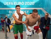 قميص رونالدو يحقق رقمًا قياسيًا فى التبادل بقمة فرنسا والبرتغال.. صور