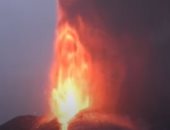 لحظة تجدد ثوران بركان "إتنا" فى صقلية وإطلاق الحمم وأعمدة الرماد.. فيديو