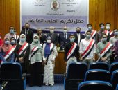 رئيس جامعة المنيا يكرم الطلاب الفائقين بالمرحلة القبل النهائية