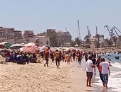 شاطئ بورفؤاد يستقبل المصطافين بالمجان للاستمتاع بالمياه الصافية.. صور