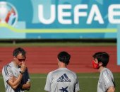 يورو 2020.. إنريكي يبعد لاعبيه عن التوتر بجولة لتناول الطعام في وسط مدريد