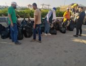 مجلس مدينة العريش ومتطوعون ينفذون حملة تنظيف للشاطئ