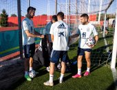منتخب إسبانيا يكرم عمال التدريبات خلال يورو 2020.. صور