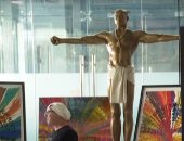 عرض تمثال مطلي بالذهب لكاني ويست للبيع في معرض فني بسعر 21 ألف إسترليني