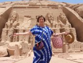 الفنانة الفرنسية ماشا مريل تزور معبد أبو سمبل على هامش تكريمها بمهرجان أسوان 