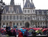 مهاجرون ينصبون خيامهم أمام بلدية باريس للمطالبة بتوفير مأوى لهم