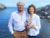العائلة السويدية تستقبل عيد الصيف بصور من الطبيعية وأمام البحر