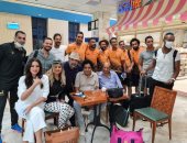 محمد منير فى زيارة لمسقط رأسه ويلتقى ضيوف مهرجان أسوان بالمطار.. صور