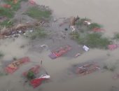 لقطات لنبش مئات القبور على ضفاف نهر الجانج نتيجة فيضانات الهند الموسمية
