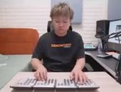 طالب صيني يحول الآلات الحاسبة إلى بيانو يعزف موسيقى مبتكرة ومميزة .. فيديو