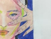 "رحمة" تشارك صحافة المواطن موهبتها بالرسم بالألوان الخشبية 