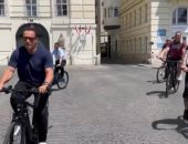 أرنولد شوارزنيجر يحضر القمة النمساوية العالمية بدراجة هوائية.. فيديو وصور