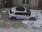 عاصفة جوية مفاجئة تغطى شوارع شرق فرنسا بالثلوج.. فيديو