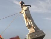 متظاهرون يسقطون تمثال كريستوفر كولومبوس بمدينة شمال كولومبيا.. فيديو