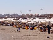 شواطئ بورسعيد تستقبل المصطافين "بالمجان" للاستمتاع هربا من الطقس الحار.. صور