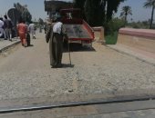 رفع أثار حادث تصادم سيارة نصف نقل مع قطار على مزلقان بقنا.. صور