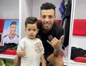 نجل حمزة المثلوثي يخطف الأنظار في غرفة خلع ملابس الزمالك.. صور