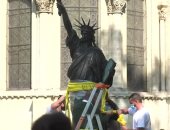 وصول تمثال الحرية الصغير إلى نيويورك بعد رحلته عبر المحيط الأطلسى.. صور