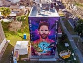 جرافيتي عملاق لميسي في مكان نشأته الأولى.. ألبوم صور