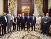 رئيس جامعة بنى سويف يهدى مجلس الشيوخ 350 نسخة من الدليل الإرشادى للمجلس