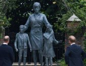 المئات من محبى الأميرة ديانا يزورون تمثالها بقصر كنسينجتون
