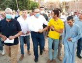 جولة ميدانية لمحافظ الشرقية بقرية ميت ربيعة فى بلبيس ويستمع لمطالب الأهالى.. صور